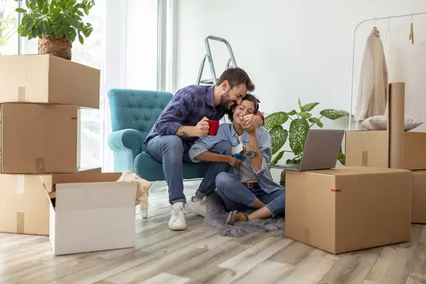 Birbirine aşık güzel genç bir çift birlikte yaşıyor, dizüstü bilgisayarla internette sörf yapıyor, internette daire dekorasyonu fikirleri arıyor. 