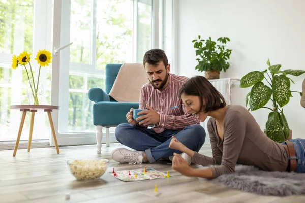 Birbirine aşık çiftler, birlikte vakit geçiriyorlar, patlamış mısır yiyorlar ve oyun oynarken eğleniyorlar.