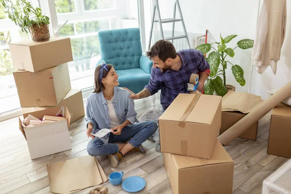 Couple Love Packing Things Cardboard Boxes Getting Ready Relocation Man — Stock Photo, Image