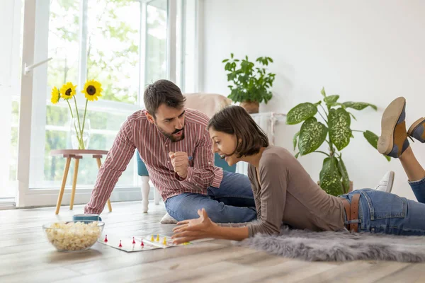 Verliebte Paare Genießen Ihre Gemeinsame Zeit Essen Popcorn Und Haben — Stockfoto