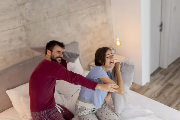 Par Förälskade Pyjamas Skrattar Och Har Kuddkrig Sängen Efter Att — Stockfoto