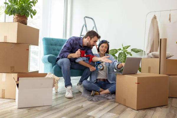 Birbirine aşık güzel genç bir çift birlikte yaşıyor, dizüstü bilgisayarla internette sörf yapıyor, internette daire dekorasyonu fikirleri arıyor. 