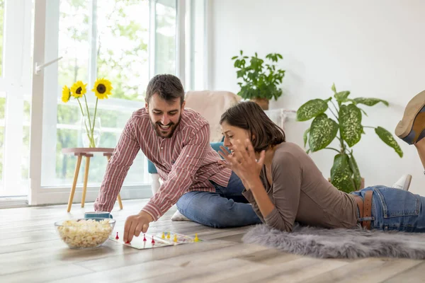Verliebte Paare Genießen Ihre Gemeinsame Zeit Essen Popcorn Und Haben — Stockfoto