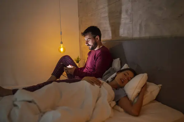 Man Using Smart Phone While His Girlfriend Asleep Bed Night — Stock Photo, Image