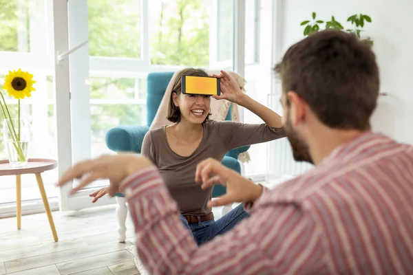 Çift Evde Sessiz Sinema Oynayarak Eğleniyor Akıllı Telefon Uygulamasından Gelen — Stok fotoğraf