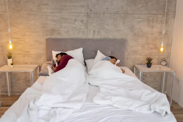 Birbirine Aşık Çiftler Pijama Giyer Yatakta Yatar Birlikte Uyurlar — Stok fotoğraf