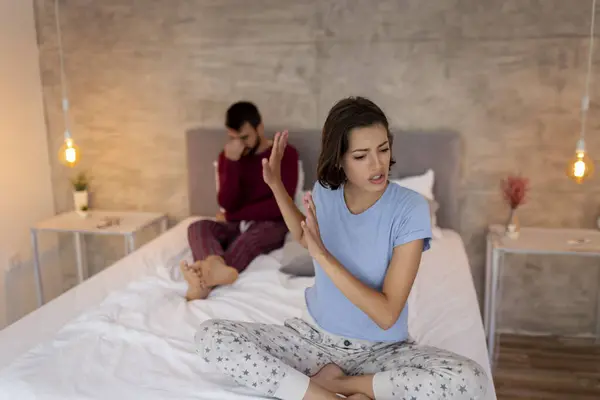 Young Couple Having Argument Bed Yelling Each Other Displeased Angry — Stock Photo, Image