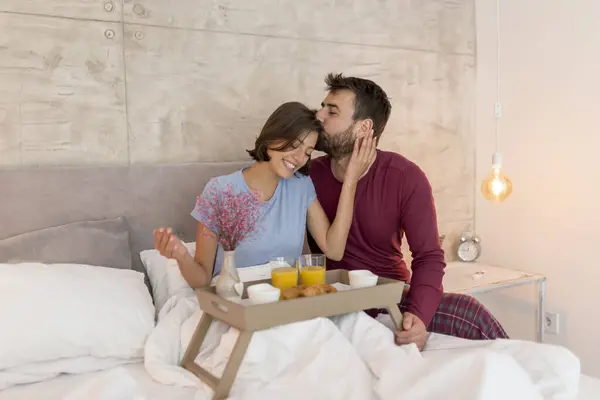 Vackra Unga Par Kärlek Bär Pyjamas Sitter Sängen Man Överraskande — Stockfoto