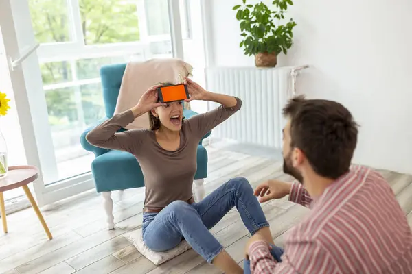 Çift Evde Sessiz Sinema Oynayarak Eğleniyor Akıllı Bir Telefon Uygulamasından — Stok fotoğraf