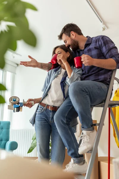 Beautiful Young Couple Love Drinking Coffee While Moving Together New — Stock Photo, Image