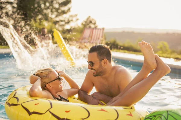 Havuz başında bir yaz partisinde aşık bir çift, güneşleniyor ve eğleniyor; kız ananas şeklinde bir şişme yatakta havuzda yüzüyor. 