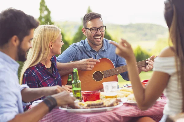 Group Friends Having Barbecue Party Outdoors Drinking Beer Grilling Meat — Stock Photo, Image