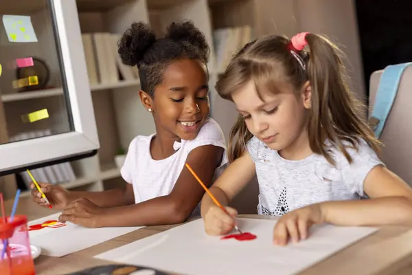 Две Маленькие Девочки Сидят Столом Рисуют Акварелью Веселятся — стоковое фото