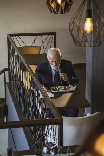 Starszy Biznesmen Przerwie Obiadowej Restauracji Jedzący Czytający Warunki Nowego Kontraktu — Zdjęcie stockowe