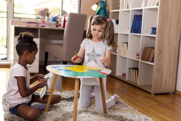 Zwei Kleine Mädchen Spielen Spielzimmer Schneiden Papier Basteln Dekorationen Das — Stockfoto