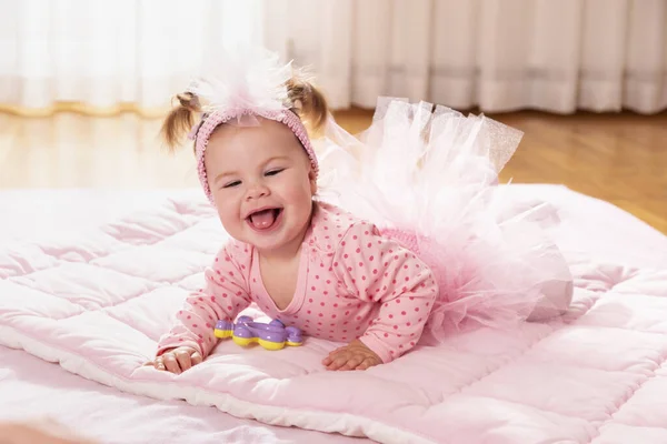 Mooi Klein Meisje Dragen Roze Tutu Rok Kruipen Vloer Het — Stockfoto