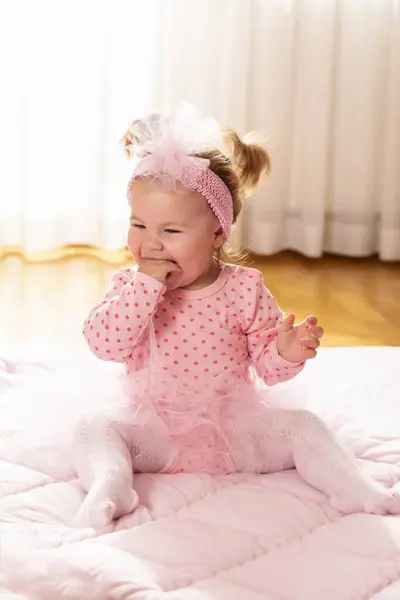 Mooi Klein Meisje Zitten Kinderkamer Vloer Kauwen Haar Handen Tijdens — Stockfoto