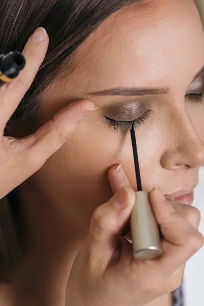 Make Artist Working Make Studio Putting Eyeliner Female Client Eyelids — Stock Photo, Image