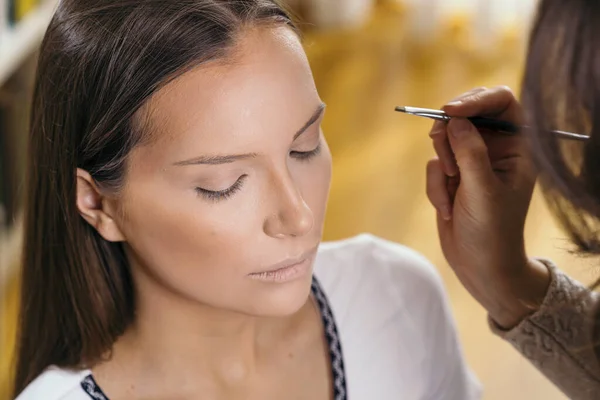 Maquillaje Artista Que Trabaja Estudio Maquillaje Aplicando Las Sombras Las —  Fotos de Stock