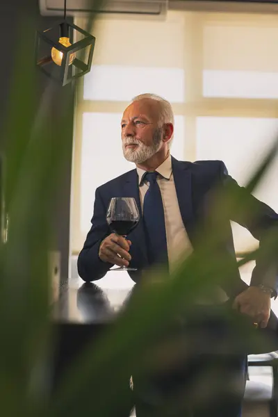 Senior Businessman Stojící Vedle Pultu Kavárně Popíjející Víno Během Přestávky — Stock fotografie