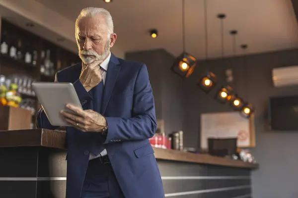 Senior Geschäftsmann Steht Einer Cafeteria Eines Modernen Bürogebäudes Und Liest — Stockfoto