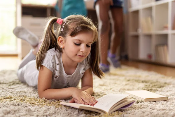 Schoolgirl Lying Carpet Reading Book Studying School While Her Friend — Stock Photo, Image