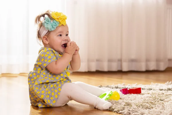 Mooi Klein Meisje Zittend Een Tapijt Kinderkamer Vloer Speel Kauwspeelgoed — Stockfoto