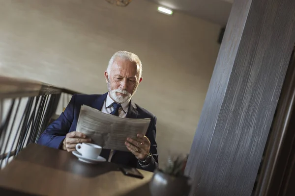 Senior Businessman Sedí Moderní Kancelářské Budově Restaurace Pije Kávu Čte — Stock fotografie