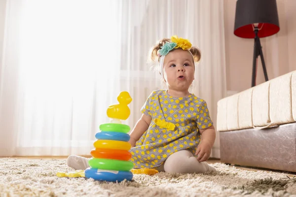 Schöne Kleine Mädchen Spielen Mit Bunten Stapel Von Verschieden Großen — Stockfoto