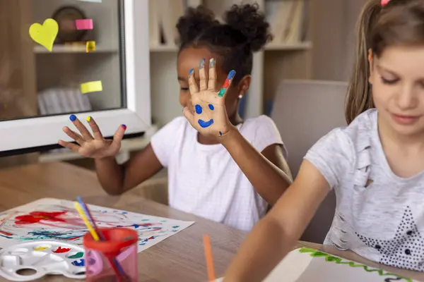 Красивые Маленькие Девочки Веселятся Рисуя Акварелью Заканчивая Свой Проект Художественного — стоковое фото