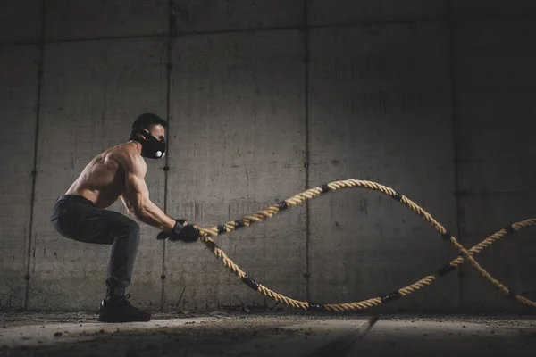 Athletic Muscular Man Wearing Training Mask Doing Battle Ropes Functional — Stock Photo, Image