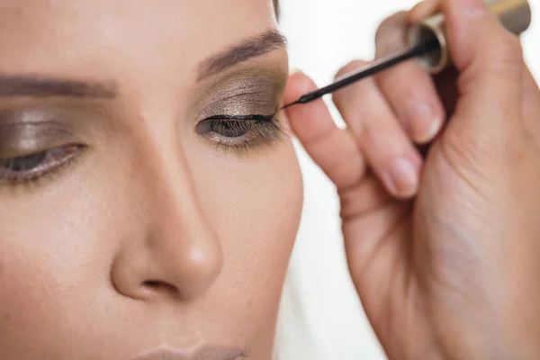 Make Artist Working Make Studio Applying Eyeliner Female Client Eyelids — Stock Photo, Image