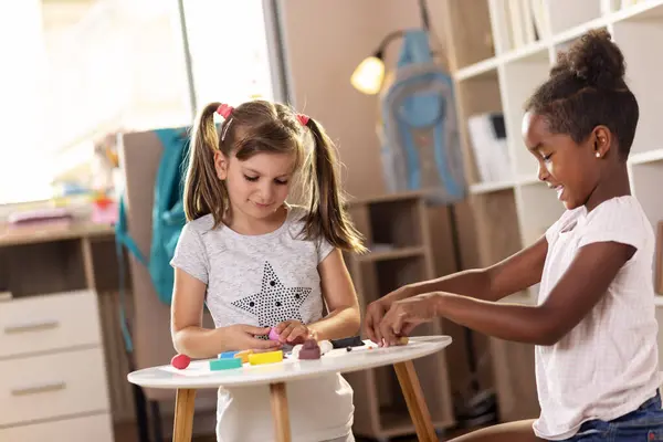 Два Дошкольника Играют Разноцветными Игрушками Веселятся Сосредоточься Девушке Слева — стоковое фото