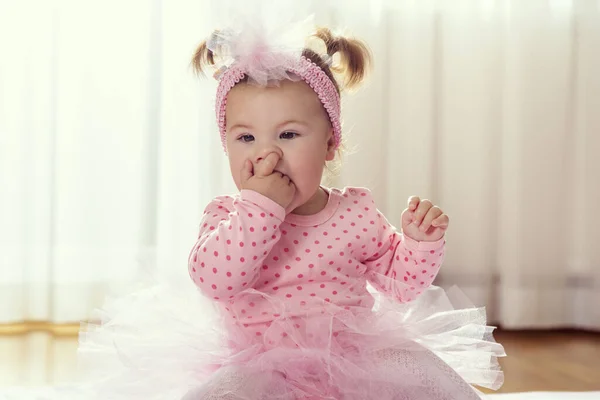 Mooi Klein Baby Meisje Zittend Kinderkamer Vloer Het Dragen Van — Stockfoto