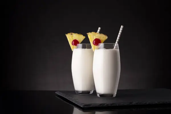 Dwa Kieliszki Koktajlu Pina Colada Ciemnym Rumem Sokiem Ananasowym Kremem — Zdjęcie stockowe