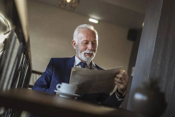 Starší Podnikatel Sedí Stolu Restauraci Čte Noviny Pije Kávu — Stock fotografie