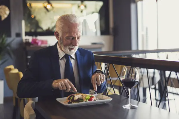 Starší Podnikatel Dává Pauzu Obědvá Restauraci — Stock fotografie