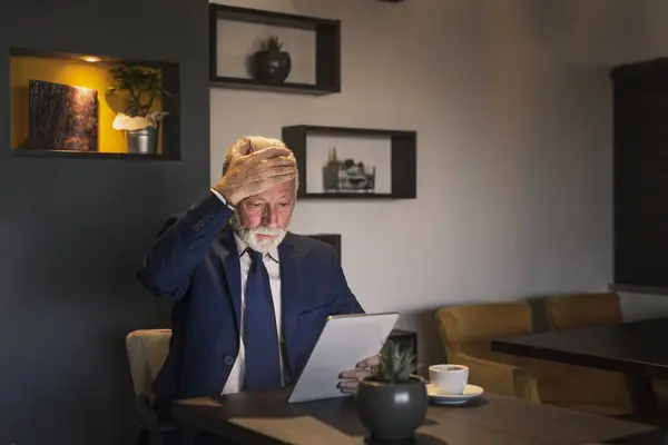 Senior Businessman Restauraci Pracuje Tabletu Počítače Naštvaný Nespokojený — Stock fotografie