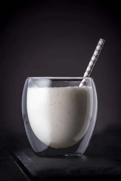 パイナカラダカクテルダークラム パイナップルジュース ココナッツクリームは黒石トレイでストローを飲んで提供 — ストック写真