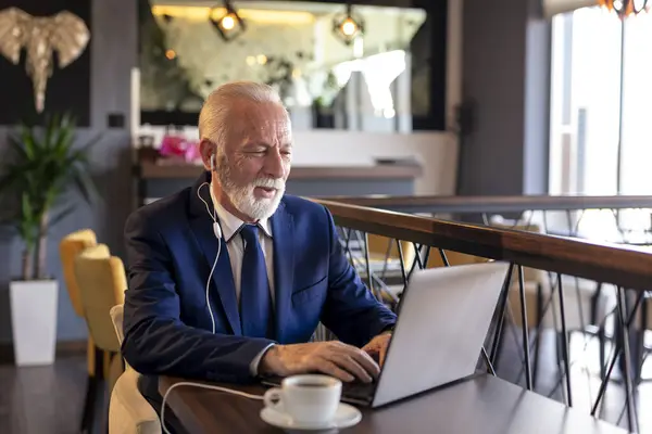 Starszy Biznesmen Siedzi Przy Stole Restauracyjnym Pije Kawę Pracuje Laptopie — Zdjęcie stockowe