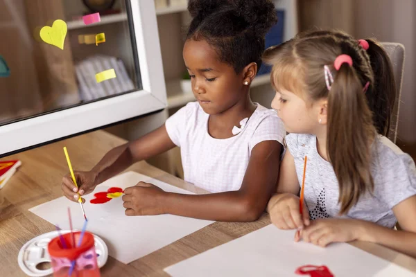 Две Маленькие Девочки Сидят Столом Рисуют Акварелью Веселятся Сосредоточься Девушке — стоковое фото