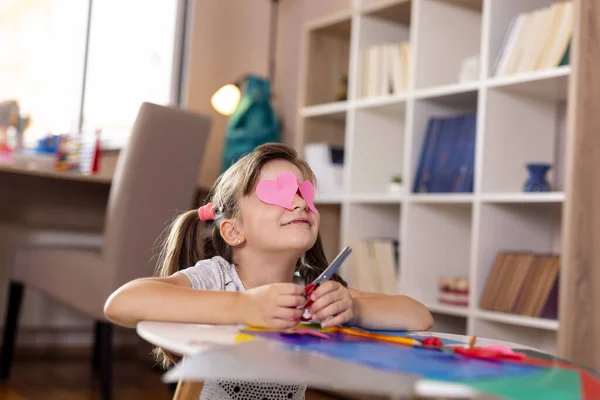Meisje Spelen Een Speelkamer Snijden Kleurrijk Papier Decoraties Maken Voor — Stockfoto