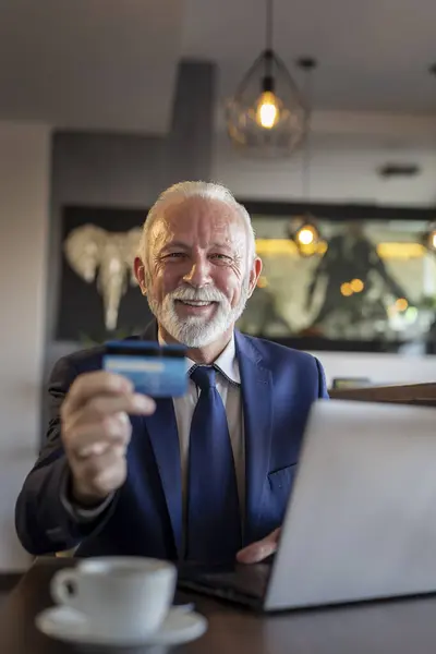 Senior Geschäftsmann Sitzt Einem Restauranttisch Und Bezahlt Die Rechnung Indem — Stockfoto