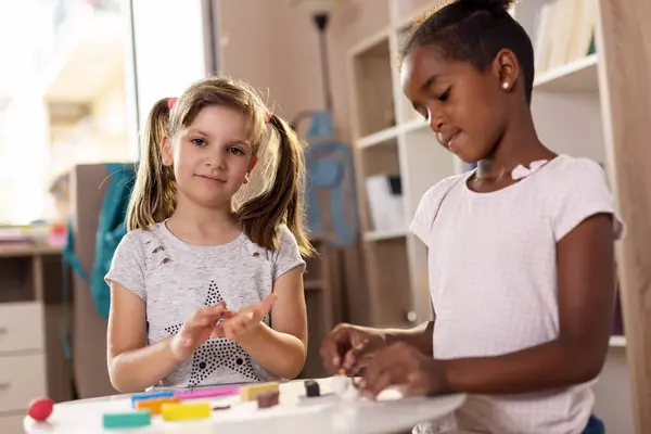 Два Дошкольника Играют Разноцветными Игрушками Веселятся Сосредоточься Девушке Слева — стоковое фото