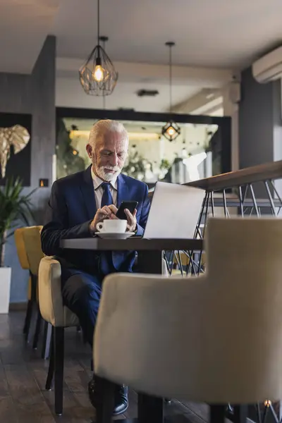 Hombre Negocios Senior Que Trabaja Moderno Restaurante Oficinas Usando Teléfono — Foto de Stock