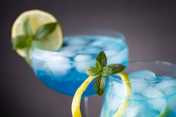 Detalj Två Blå Laguncocktails Med Blå Curacao Likör Vodka Citronsaft — Stockfoto