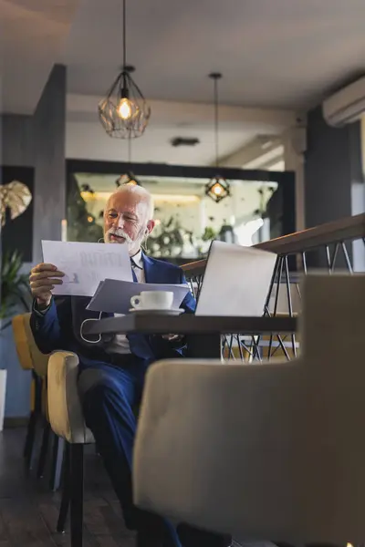 Senior Businessman Moderní Kanceláři Pracuje Notebooku Analyzuje Smlouvy Dokumentaci Při — Stock fotografie