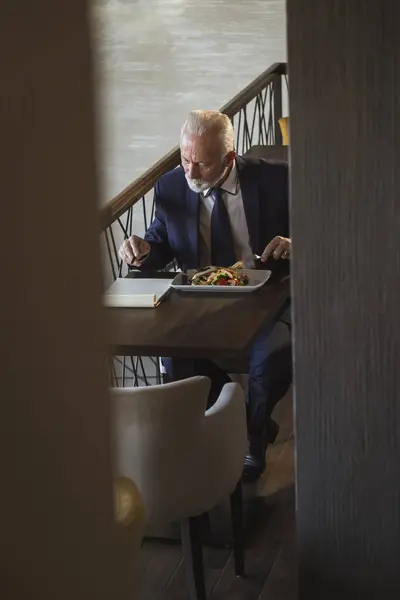 Senior Businessman Lunch Break Restaurant Eating Reading Terms New Business — Stock fotografie
