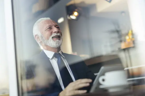 Senior Geschäftsmann Einem Restaurant Mit Einem Tablet Computer Und Kaffee — Stockfoto