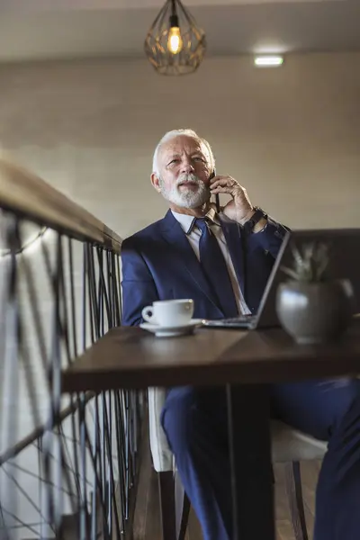 Starszy Biznesmen Pracujący Nowoczesnym Biurze Rozmawiający Przez Telefon Podczas Pracy — Zdjęcie stockowe